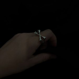 “Bone Cross Ring” – Kesişen Kemikler Yüzük