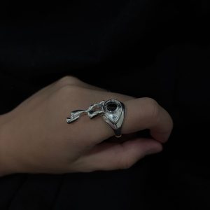 “Raven Eye Ring” – Siyah Taşlı Karga Gözü Yüzük